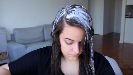 Și-a pus maioneză &icirc;n cap și a &icirc;ncălzit-o cu foehn-ul! Ce a obținut t&acirc;năra din imagine - VIDEO