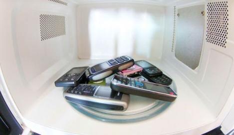 Telefonul tău poate suna într-un cuptor cu microunde? EXPERIMENT inedit - VIDEO