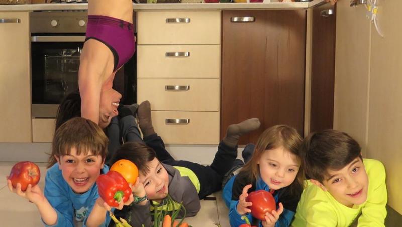O mămică HOT face sport în timp ce-și distrează cei patru copii! GALERIE FOTO