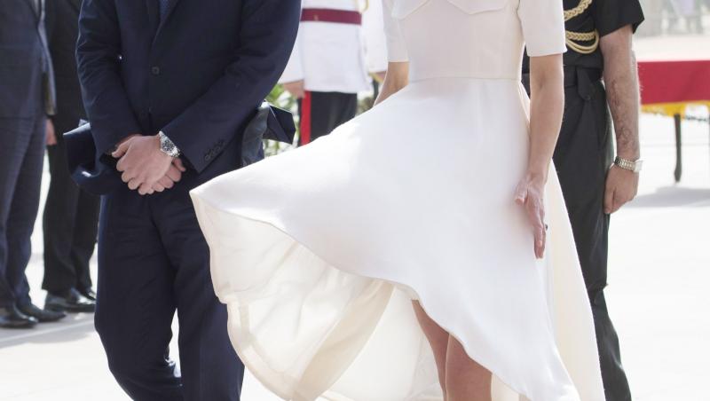 FOTO: Kate Middleton, o Marilyn Monroe a zilelor noastre! Vântul i-a creat probleme ducesei de Cambridge