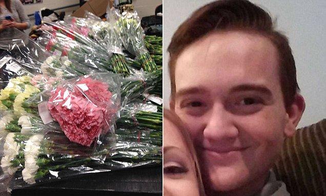 Un puști a muncit timp de un an pentru a cumpăra 900 de flori! Și nu le-a dăruit iubitei! Povestea este de-a dreptul surprinzătoare!