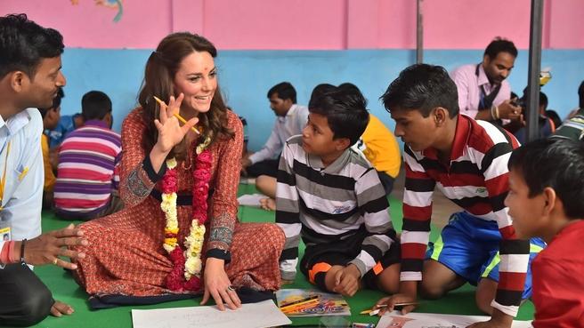 Kate, noua "Prințesă a inimilor"? Ducesa de Cambridge, parteneră de joacă pentru copiii străzii din India (Imagini emoționante)