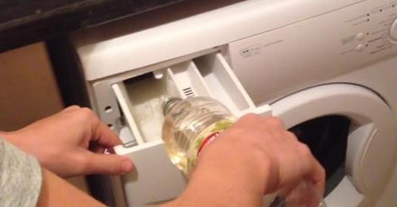 Ce se &icirc;nt&acirc;mplă dacă torni oțet &icirc;n mașina de spălat! Ești pregătit să &icirc;ncerci?