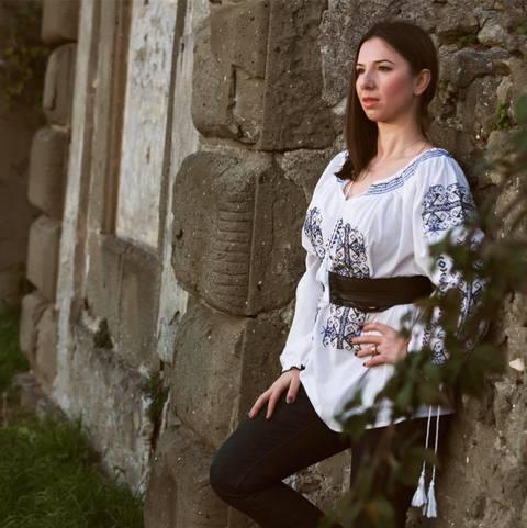 CHE DONNA! Ea e rom&acirc;nca dintr-o bucată, extrem de frumoasă, care vrea să  să devină primar &icirc;ntr-un orăşel din Italia. Ce calități o recomandă!