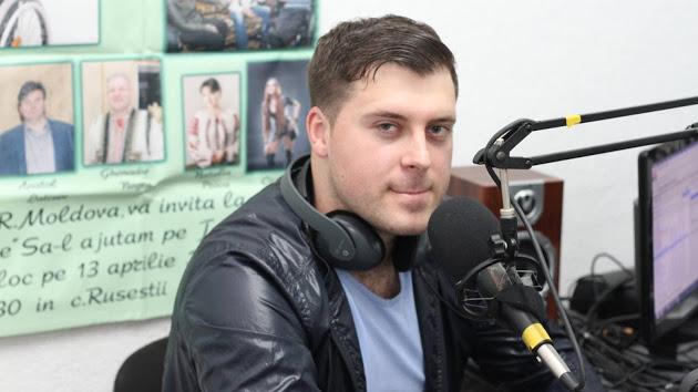 MEGA FUNNY! Un c&acirc;ntăreț din Moldova apare &icirc;ntr-un videoclip fierbinte... cu ciorapul RUPT - VIDEO