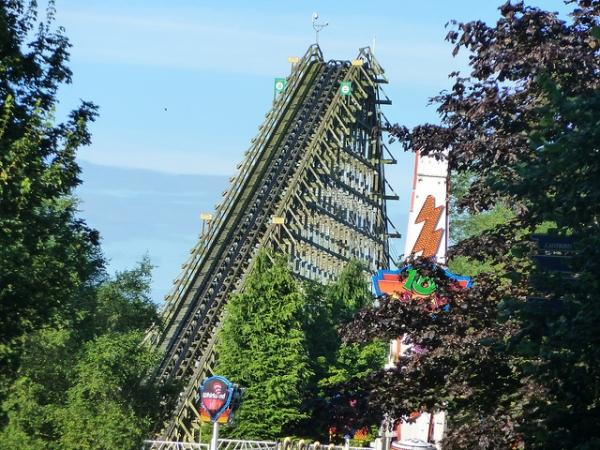 Clipe de coșmar &icirc;ntr-un rollercoaster! "A fost decapitată pe loc"