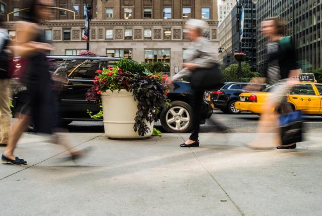 &Icirc;ntrebare &icirc;ntrebătoare: Tu ştii cine a inventat trotuarul?