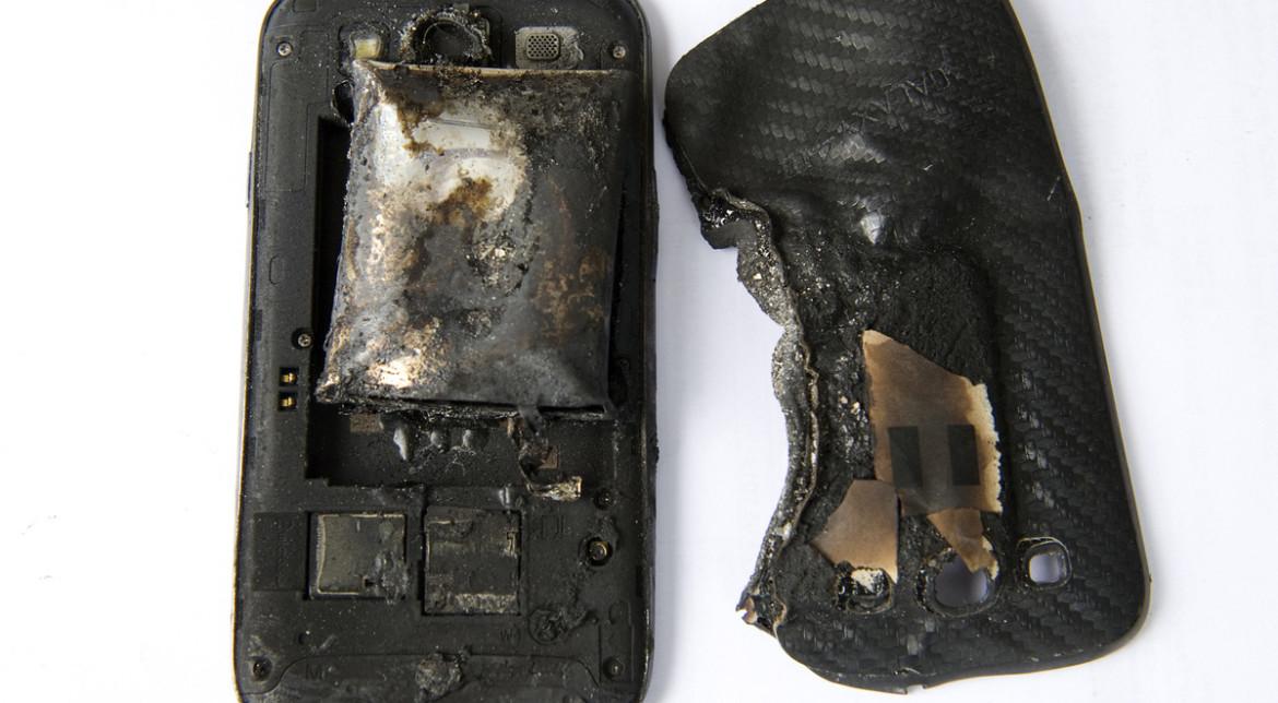 Clipe de coșmar! A adormit cu telefonul  l&acirc;ngă el și era să moară