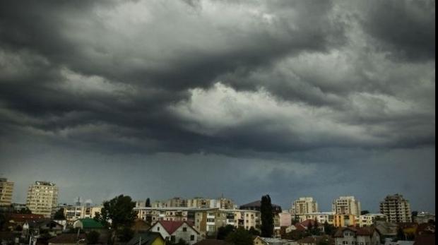 Meteorologii avertizează: Vremea se schimbă radical! După temperaturile mult prea mari pentru această perioadă, vin furtunile