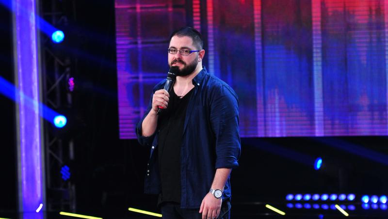 Drepți, băiatul face stand-up! Alex Șerban: gras, moldovean, ochelarist: A venit în București cu o mașină de Neamț și ferească Dumnezeu cât de plin are frigiderul
