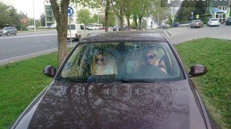 Două domnișoare din Chisinău au fost filmate cu mașina ... pe trotuar. Râzi cu lacrimi - VIDEO