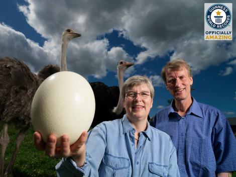 FOTO INEDIT! Cel mai mare ou din lume e mai greu decât găina: Are două kilograme și jumătate!