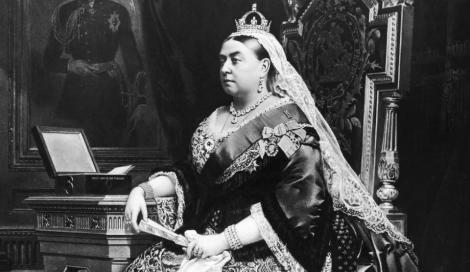 Cum arată chiloții regali ai Reginei Victoria, scoși la licitație: "Nu se ivesc în fiecare zi asemenea şanse"