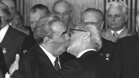 Sărutul înflăcărat dintre doi lideri politici celebri. Imaginile au șocat o lume întreagă - FOTO