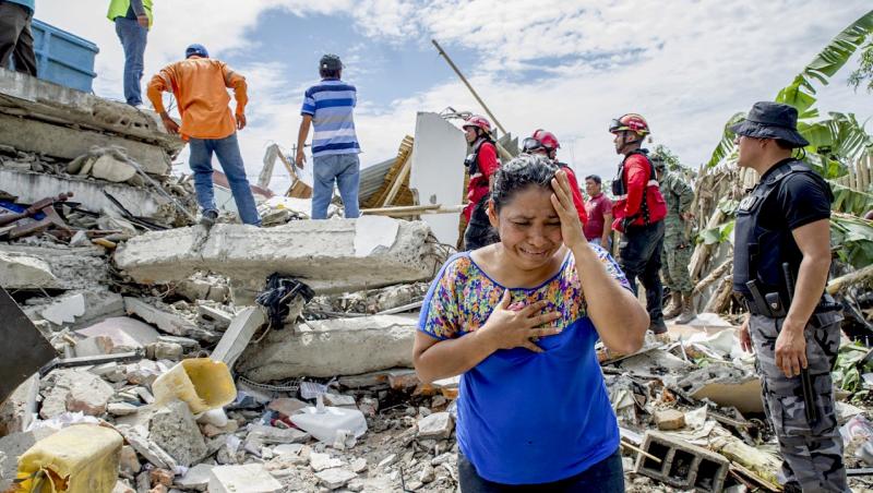 Ecuador. Imaginile terorii! Oameni scoși de sub dărâmături, case și mașini, una cu pământul! 413 de morți. Bilanțul va mai crește