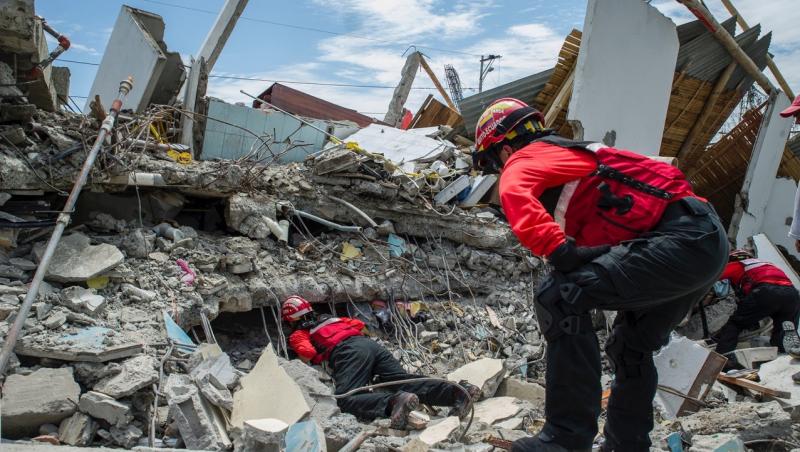 Ecuador. Imaginile terorii! Oameni scoși de sub dărâmături, case și mașini, una cu pământul! 413 de morți. Bilanțul va mai crește