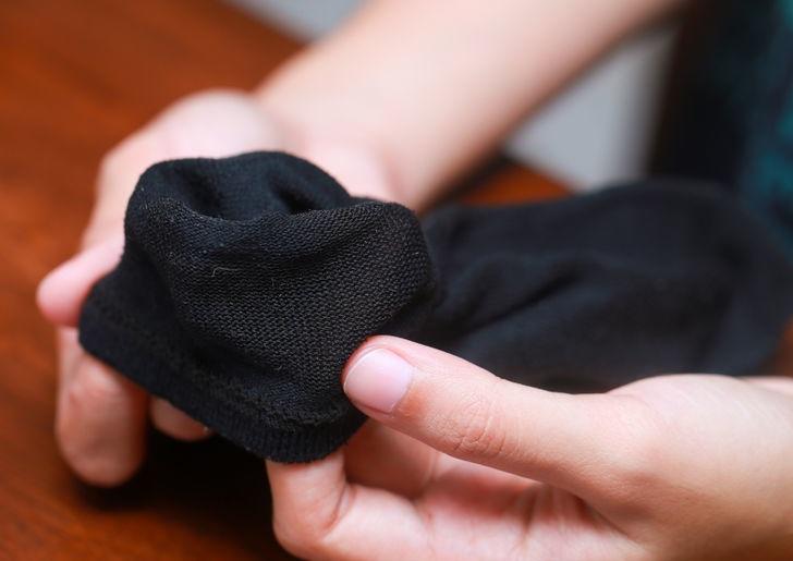 Un bărbat a pus lăm&acirc;ie &icirc;ntr-o șosetă și a așteptat! &Icirc;n scurt timp a avut parte de o adevărată revelație! Ce s-a &icirc;nt&acirc;mplat cu lăm&acirc;ia?