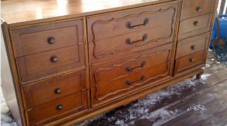 A cumpărat un dulap vechi pentru a-l recondiţiona! C&acirc;nd a deschis sertarele a avut parte de surpriza vieţii lui