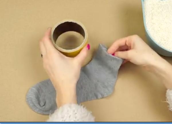 Video! Ia o şosetă şi o transformă &icirc;ntr-o decoraţiune superbă pentru Paşte. Trebuie să &icirc;ncerci şi tu