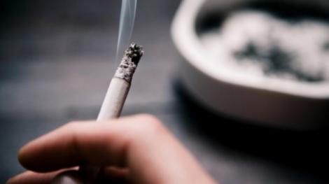 Legea anti-fumat va fi modificată din temelii. Românii vor putea fuma în locuri publice!