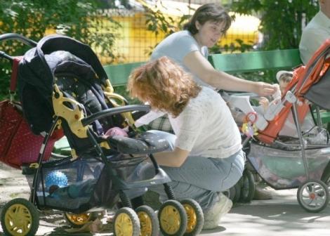 Președintele Iohannis a promulgat legea privind indemnizația pentru mame
