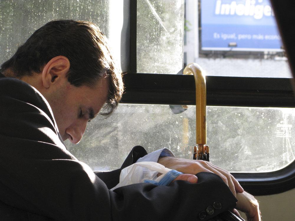 De ce ți se face somn &icirc;n autobuz sau tramvai! Misterul a fost elucidat! Cine s-ar fi g&acirc;ndit la asta?