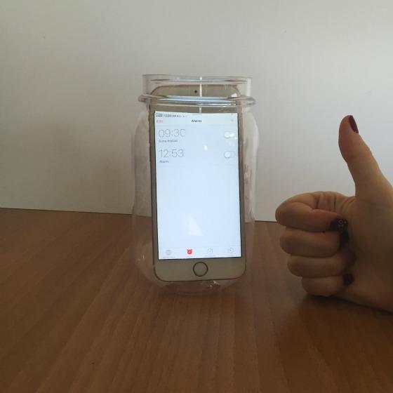 De ce trebuie să ții telefonul &icirc;ntr-un pahar, pe timpul nopții. Ți-ar putea schimba viața