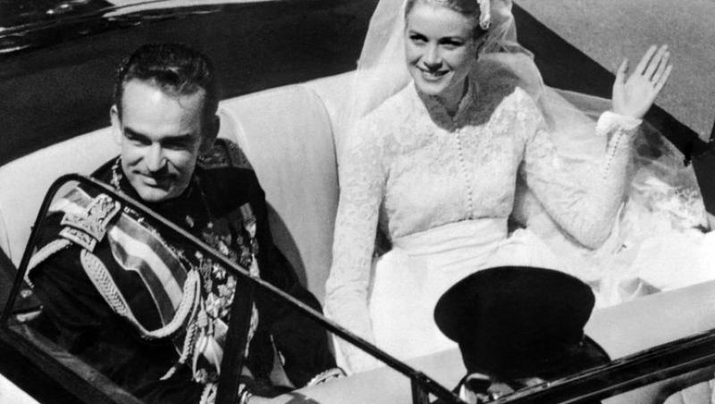 Imagini de arhivă! Grace Kelly, o mireasă angelică! Rochie făcută din sute de metri de dantelă, mii de perle şi un chip divin. Nu s-a mai văzut ceva atât de frumos...