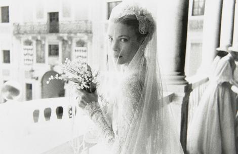 Imagini de arhivă! Grace Kelly, o mireasă angelică! Rochie făcută din sute de metri de dantelă, mii de perle şi un chip divin. Nu s-a mai văzut ceva atât de frumos...