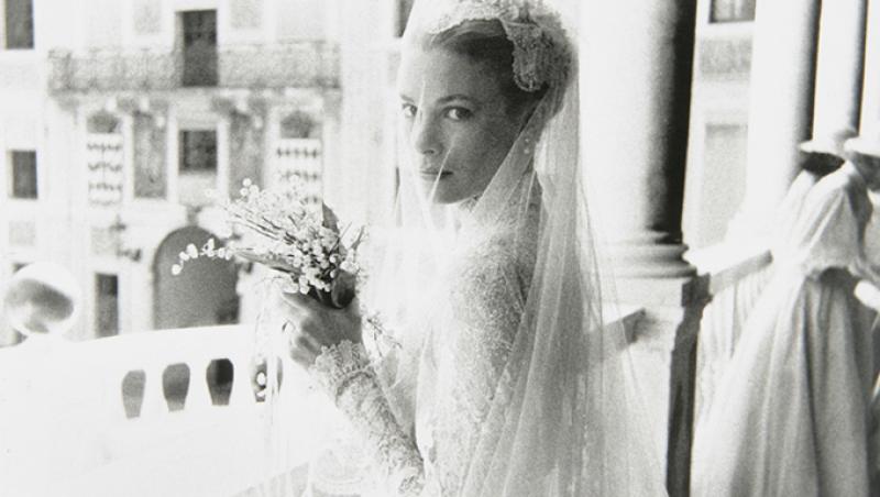 Imagini de arhivă! Grace Kelly, o mireasă angelică! Rochie făcută din sute de metri de dantelă, mii de perle şi un chip divin. Nu s-a mai văzut ceva atât de frumos...