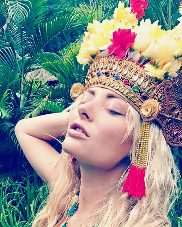 FOTO HOT! Delia, mai sexy ca niciodată! Cum s-a pozat frumoasa artistă &icirc;n vacanţă