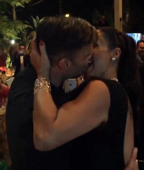 Această femeie a plătit 90.000 de dolari pentru un sărut! Cu ce vedetă crezi că s-a pupat?