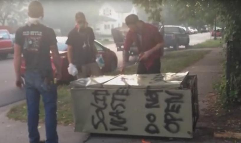 Trei  tineri  au găsit un frigider pe stradă și s-au decis să &icirc;l deschidă cu o șurubelniță. Ce au găsit este ȘOCANT!