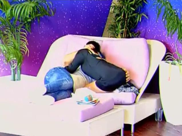 Doi concurenţi de la "Mireasă pentru fiul meu" au fost surprinşi &icirc;n ipostaze "interzise" pe canapea! P&acirc;nă unde au ajuns