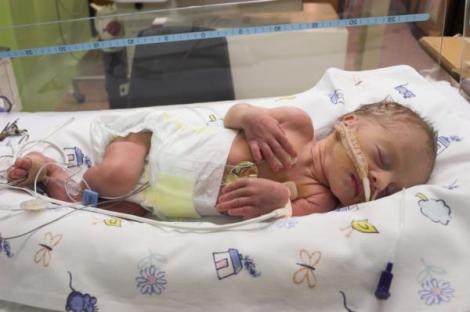 Un doctor i-a salvat viaţa unui bebeluş născut prematur. Peste 30 de ani, viaţa medicului a stat în mâinile fostului pacient