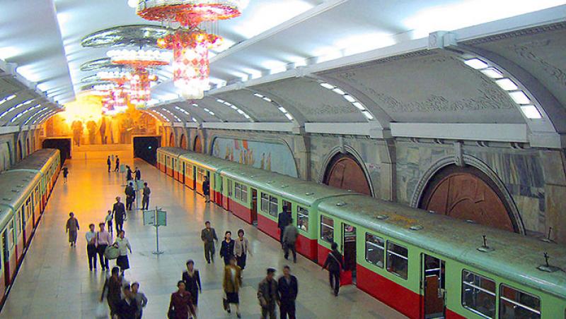 Imagini care îţi taie răsuflarea! Cum arată staţiile de metrou din Coreea de Nord. Nu ai mai văzut ceva atât de frumos