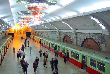 Imagini care îţi taie răsuflarea! Cum arată staţiile de metrou din Coreea de Nord. Nu ai mai văzut ceva atât de frumos
