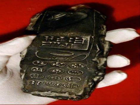 Descoperirea unor arheologi a șocat întreaga lume: Obiect misterios, cu înscripții antice, care seamănă cu un telefon mobil