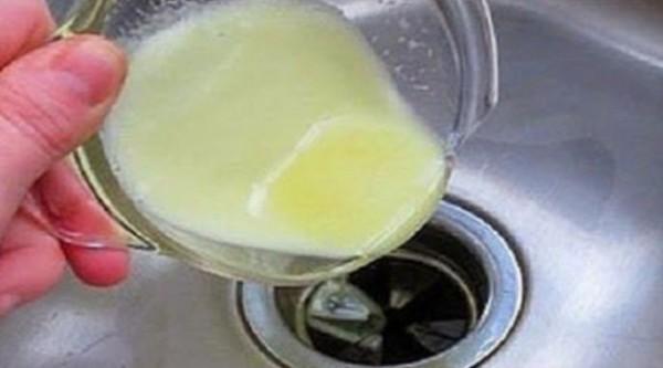 Desfundă chiuveta și elimină mirosul neplăcut! Truc simplu și eficient. Ai tot ce iti trebuie &icirc;n casă - VIDEO