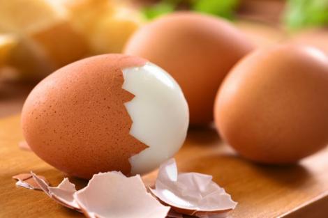Asta este cea mai simplă şi rapidă metodă de a curăţa perfect un ou fiert! Durează doar cinci secunde