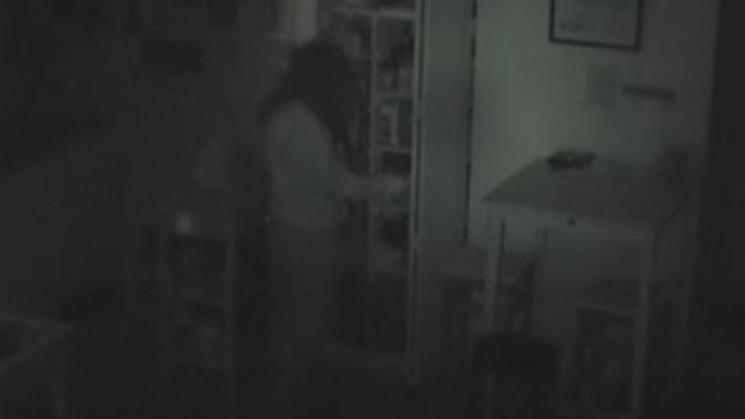 Șocant. O t&acirc;nără dădacă a fost filmată &icirc;n timp ce abuza copilul de care avea grijă!