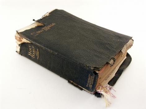 A cumpărat o Biblie veche de la un anticariat. Când a deschis-o a izbucnit în lacrimi: "Am început să tremur, am plâns"