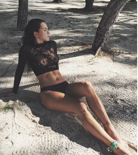 Fotografia, care a &icirc;ncins imaginația fanilor. Inna, la plajă fără sutien, acoperită de o bluză transparentă!