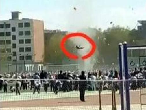 Elevi chinezi luați pe sus de o mini-tornadă  formată &icirc;n curtea școlii