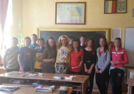 Scandal într-o școală din România. Uite cum vine îmbrăcată profesoara de română la ore!