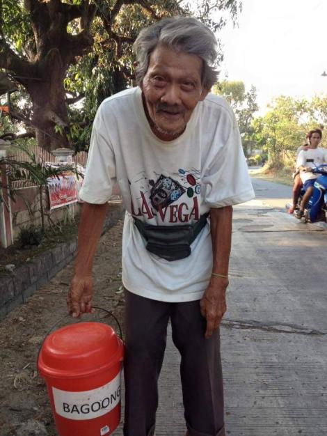 Un bătrân de 80 de ani merge zilnic zeci de kilometri pe jos, doar că să obțină asta! Îți dau lacrimile!