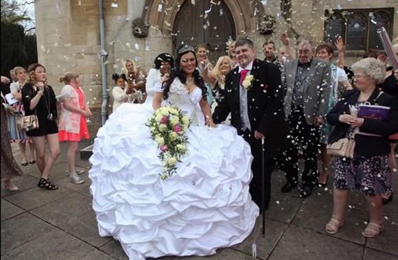 Nuntă țigănească &icirc;n Anglia! I-a lăsat fară cuvinte pe invitați c&acirc;nd și-a făcut apariția: Mireasa a "cărat" pe ea o rochie de 60 de kilograme! Imagini INEDITE!