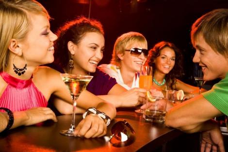 Studiu îngrijorător: Peste 60% dintre tinerii români consumă alcool