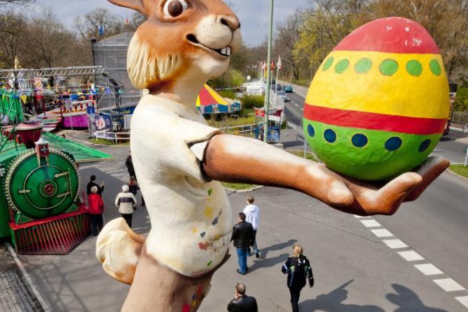 Te crucești de TRADIȚIILOR lor ciudate de Paște! Gătesc broască țestoasă la tavă, biciuiesc femeile și trimit copiii cu colinda