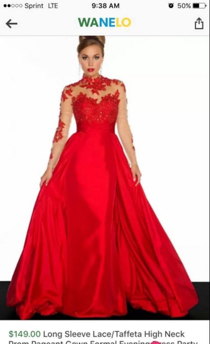 O t&acirc;nără a comandat o rochie superbă pe internet. Ceea ce a primit &icirc;n colet acasă a făcut-o să pl&acirc;ngă!